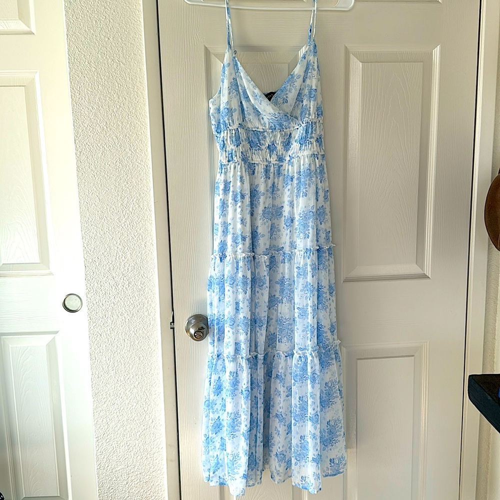 NWOT - Gorgeous Floral Print Dress w/ adjustable straps. Sz Large. Trixxi Brand